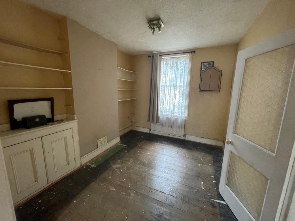 Lot: 47 - FOUR-BEDROOM HOUSE FOR IMPROVEMENT - Dining room with window